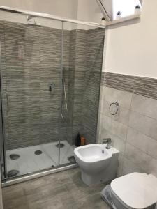 y baño con ducha, aseo y lavamanos. en TaoZen Apartments en Taormina