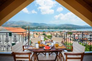 stół na balkonie z widokiem na ocean w obiekcie Simona's Loft w mieście Argostoli