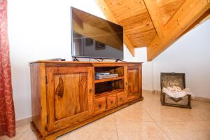 Televízia a/alebo spoločenská miestnosť v ubytovaní Simona's Loft