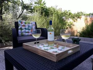 a bottle of wine and two glasses on a table at Il Giardino Del Nespolo in Arcola