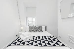 Posteľ alebo postele v izbe v ubytovaní New 2 Bed Apartment in Covent Garden