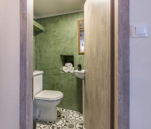 Koupelna v ubytování Diogenis House + 37 fotografií