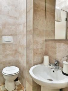 un bagno con un water bianco e un lavandino di B&B Gisira a Catania