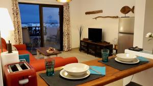 A seating area at Aqua Apt Sunrise & Sea Views