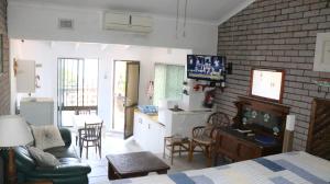 Televisyen dan/atau pusat hiburan di Breakerview