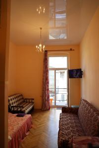 ein Wohnzimmer mit 2 Sofas und einem großen Fenster in der Unterkunft U Elzhbety in Lwiw