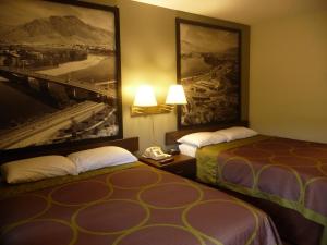 Postel nebo postele na pokoji v ubytování Super 8 by Wyndham Kamloops East