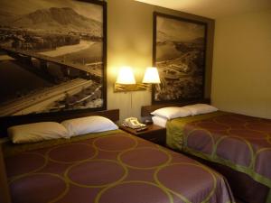 Postel nebo postele na pokoji v ubytování Super 8 by Wyndham Kamloops East