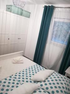 um quarto com uma cama, um chuveiro e uma janela em Apartments Juhart em Nin