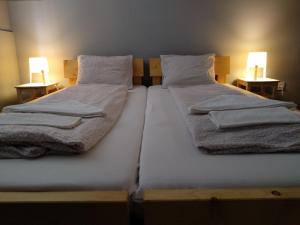 Postel nebo postele na pokoji v ubytování HoBar Hostel