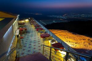 
A balcony or terrace at Mercure Grand Jebel Hafeet
