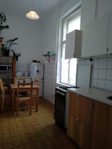 Kuchyň nebo kuchyňský kout v ubytování HoBar Hostel
