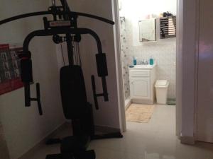 una habitación con equipamiento de gimnasio en My-Places Montego Bay Vacation Home, en Montego Bay
