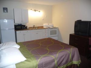 Kuchyň nebo kuchyňský kout v ubytování Super 8 by Wyndham Kamloops East