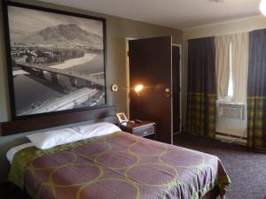 Postel nebo postele na pokoji v ubytování Super 8 by Wyndham Kamloops East