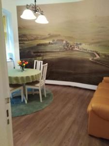 jadalnia ze stołem i obrazem na ścianie w obiekcie Wohnung 15 w Berlinie