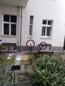 een fiets is geparkeerd buiten een gebouw bij Wohnung 15 in Berlijn