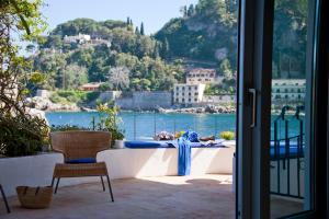 patio con tavolo e vista sull'acqua di La Prua a Taormina
