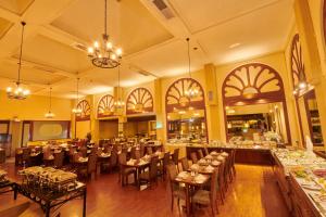 コロンボにあるザ ガラダリ ホテルのテーブルと椅子が備わるレストラン