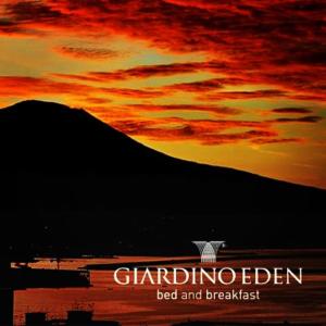 um cartaz para um concerto com um pôr-do-sol em Giardino Eden B&B em Nápoles