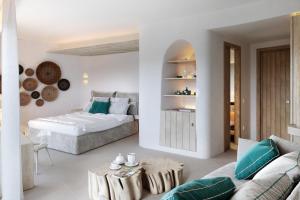 Postel nebo postele na pokoji v ubytování Gabbiano Azzurro Hotel & Suites