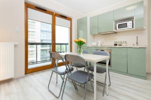 Kuchyňa alebo kuchynka v ubytovaní Apartments Zajezdnia Wrzeszcz Gdańsk Grudziądzka by Noclegi Renters + 31 fotografií
