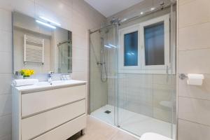 Kúpeľňa v ubytovaní MARINA by SWEET HOME SAN SEBASTIAN + 29 fotografií