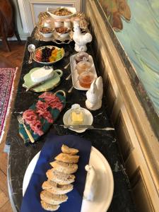 una mesa cubierta con platos de comida y postres en Château La Creuzette, en Boussac