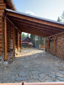布布拉瓦的住宿－Srub Bublava 155，小木屋外的木制凉亭