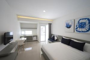 TV a/nebo společenská místnost v ubytování The Rooms Apartment Bali by ARM Hospitality