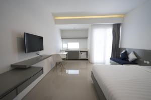 TV a/nebo společenská místnost v ubytování The Rooms Apartment Bali by ARM Hospitality
