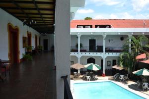 Blick auf den Innenhof eines Hotels mit Pool in der Unterkunft Hotel Posada de Don José in Retalhuleu