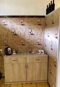 un mostrador en una habitación con una pared con papel en Travel Inn House Mestia • მოგზაურის სახლი en Mestia
