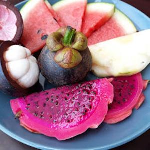un piatto di frutta e verdura su un tavolo di Pink House a Lamai Beach