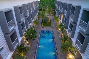 Bazén v ubytování The Rooms Apartment Bali by ARM Hospitality nebo v jeho okolí