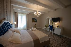 Voodi või voodid majutusasutuse Sui Generis Tropea Luxury Rooms toas