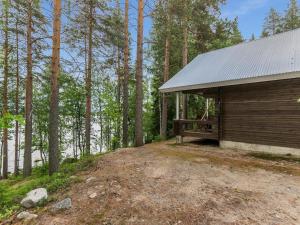 une cabane dans les bois à côté de quelques arbres dans l'établissement Holiday Home Keskimökki by Interhome, à Tasapää