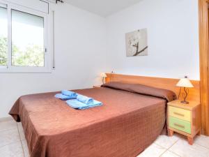 Una cama con un par de toallas encima. en Apartment Palmiers I-10 by Interhome, en Llançà