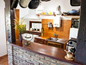 cocina con encimera de ladrillo y fregadero en Holiday Home El Cerrillo - Cerro Negro by Interhome, en Órgiva