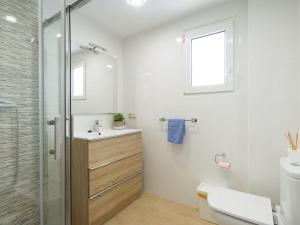 Sitio de CalahondaにあるApartment Apartamentos Pueblo Valleverde by Interhomeのバスルーム(シャワー、洗面台、トイレ付)