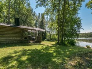 Cabaña con porche junto a un lago en Holiday Home Rauhalinna by Interhome en Paatela