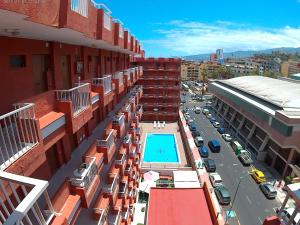プエルト・デ・ラ・クルスにあるEdificio Seguro de Sol, Puerto La Cruz, Islas Canarias Tenerifeのスイミングプール付きの建物の上面の景色