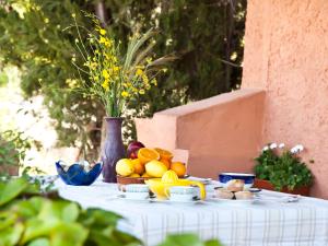 una mesa con un bol de fruta en ella en Holiday Home El Cerrillo - Cerro Negro by Interhome, en Órgiva