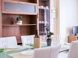 Μια τηλεόραση ή/και κέντρο ψυχαγωγίας στο Apartment Erisa II by Interhome