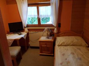 Postel nebo postele na pokoji v ubytování Gasthaus Pension Montafonerhüsli