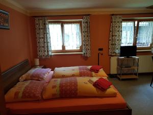 Postel nebo postele na pokoji v ubytování Gasthaus Pension Montafonerhüsli