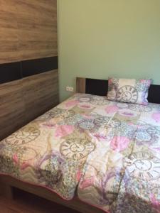 Novo Selo的住宿－Къща ДУНАВСКИ РАЙ，一间卧室配有一张带彩色毯子和枕头的床。