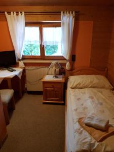Postel nebo postele na pokoji v ubytování Gasthaus Pension Montafonerhüsli