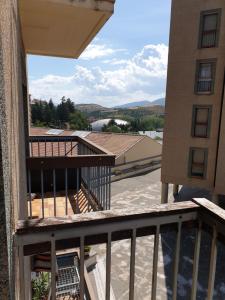 uma varanda com vista para um edifício e para as montanhas em VUT La Boticaria em Jaca