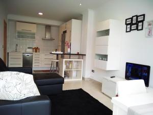福斯的住宿－Marzan Playa，带沙发的客厅和厨房